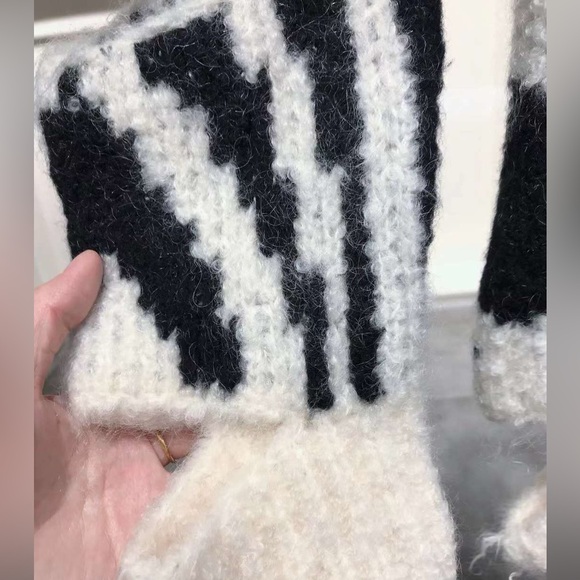 SZ XS Burberry cut-out oversized jumper NWT - Picture 11 of 16